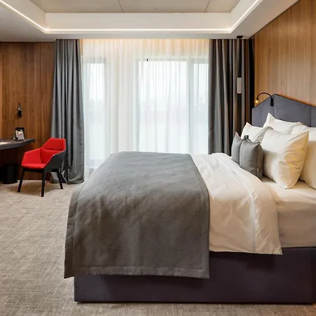 Otel Qosmo 4*