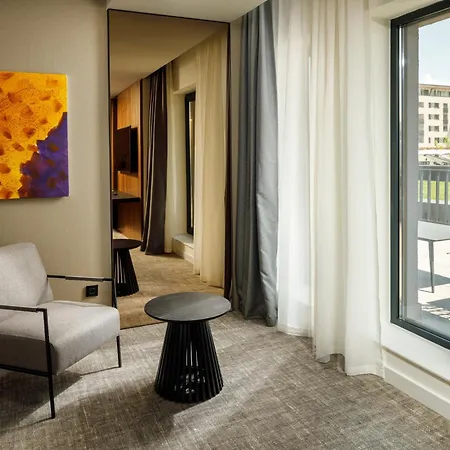 Otel Qosmo