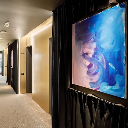 Otel Qosmo