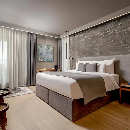 Hotel Qosmo 4*