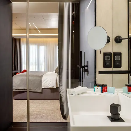 Otel Qosmo 4*